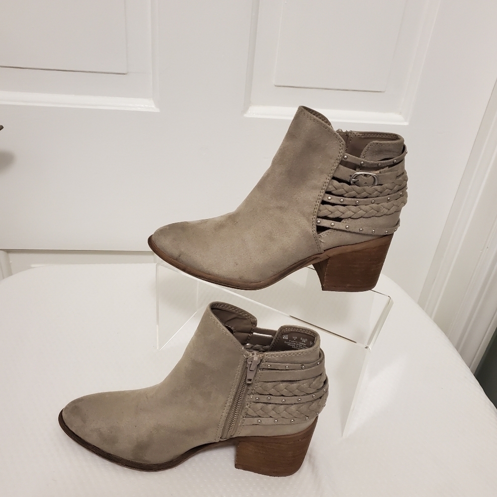 EUC Carlos by Carlos Santana Doe Taupe "Ashby" Booties Size 6, Casual - Picture 2 of 9